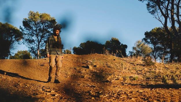 Homme qui marche dans la nature