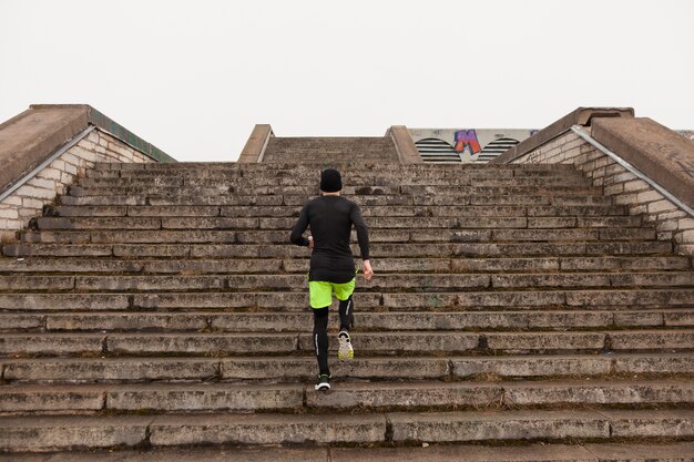 Homme qui monte les escaliers