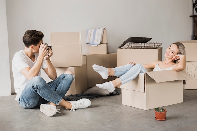 Homme qui parle de femme dans une boîte