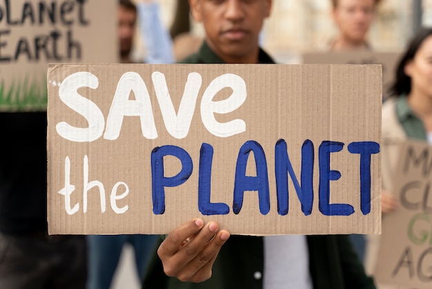 Photo gratuite homme qui proteste à cause du réchauffement climatique