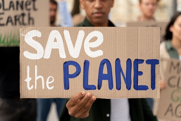 Homme qui proteste à cause du réchauffement climatique