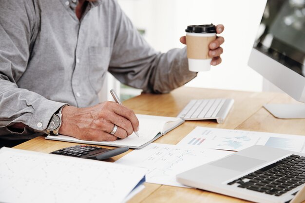 Homme qui rédige des plans d'affaires