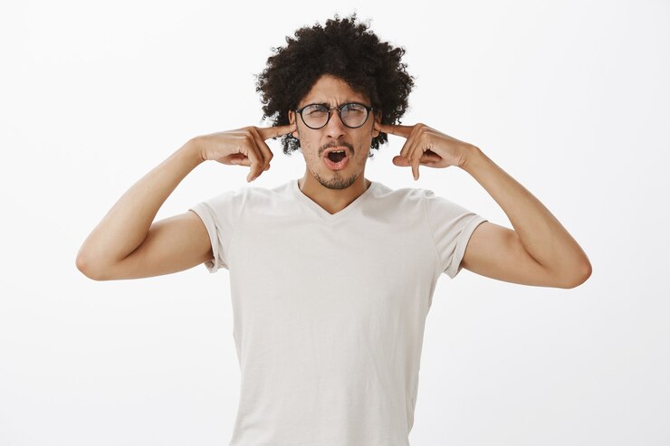 Photo gratuit un homme qui se dispute mécontent à lunettes ferme les oreilles à un bruit affreux