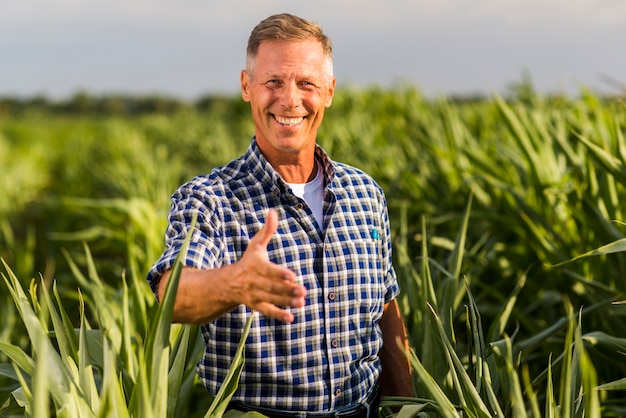 Photo gratuite homme qui tend la main à la caméra