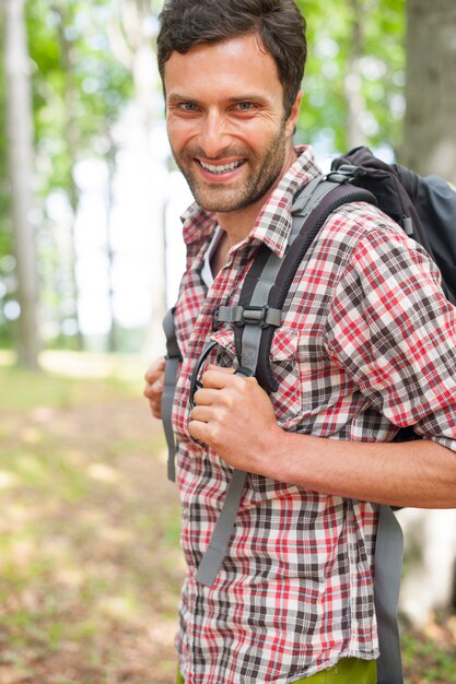 Homme en randonnée dans la forêt