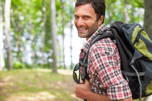 Homme en randonnée dans la forêt