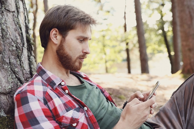 homme randonnée en forêt