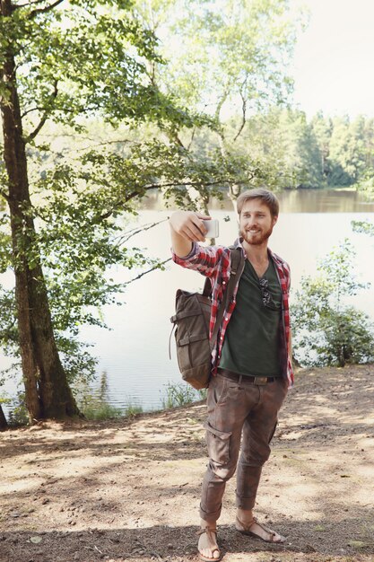 homme randonnée en forêt