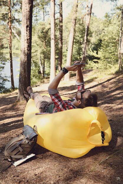 homme randonnée en forêt