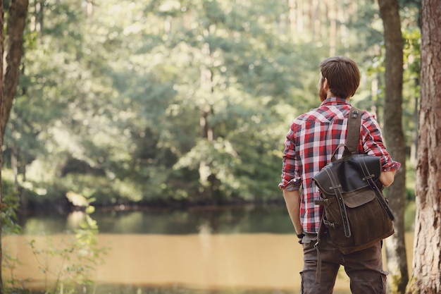 homme randonnée en forêt