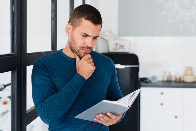 Homme rattrapé par le contenu du livre