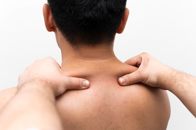 Homme recevant un massage de la douleur au cou du physiothérapeute