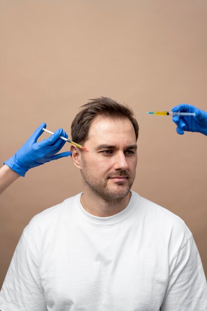 Homme recevant un traitement par injection de prp