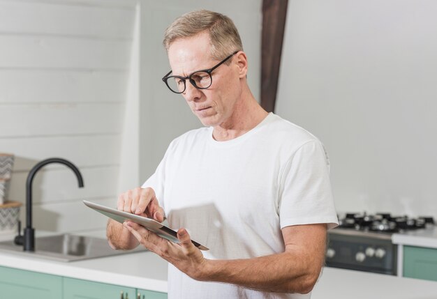 Homme regardant concentré sur sa tablette