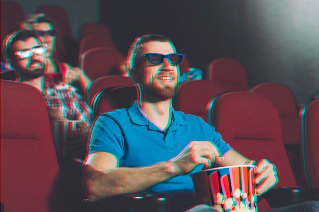 Homme regardant un film en 3D