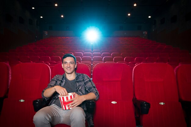 Homme regardant un film au cinéma