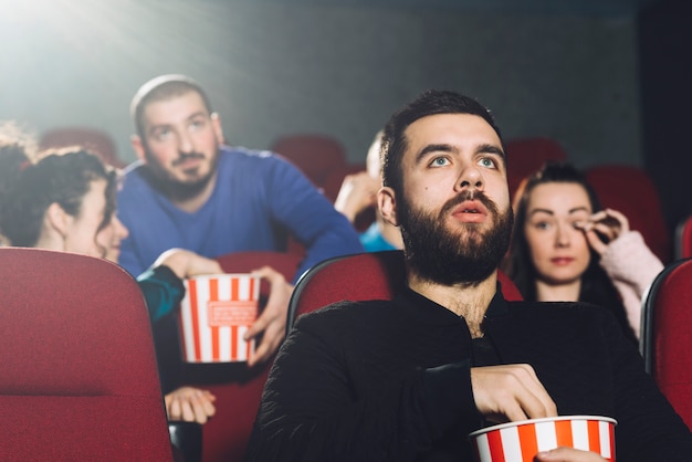 Photo gratuite homme regardant un film intéressant