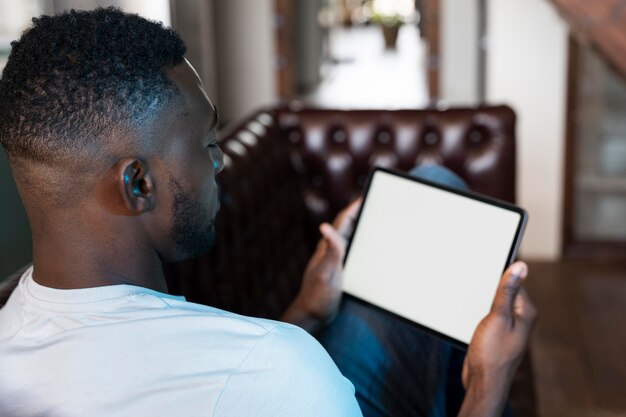 Homme regardant un film sur un service de streaming