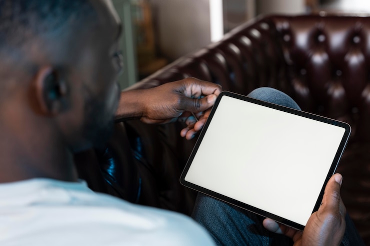 Photo gratuit homme regardant un film sur un service de streaming