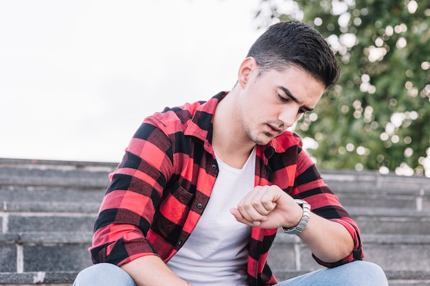 Photo gratuite homme regardant l'heure à la montre