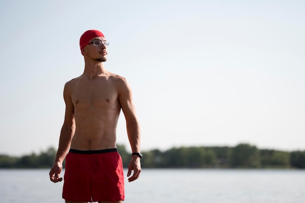 Homme regardant loin près du lac