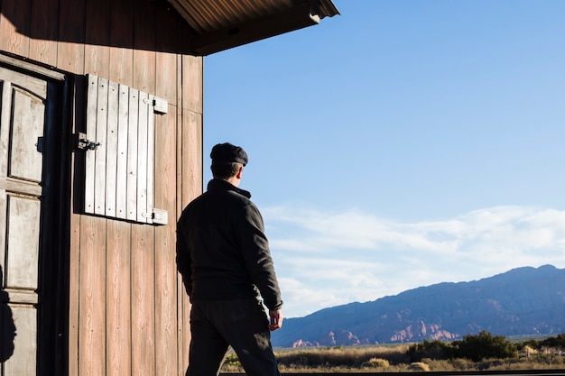 Photo gratuite homme regardant les montagnes