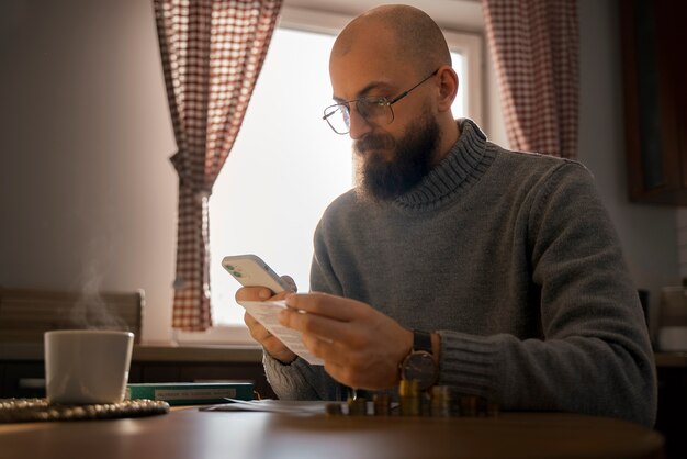 Homme regardant le projet de loi pendant la crise de l'énergie