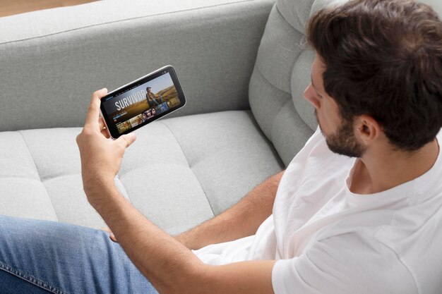 Homme regardant le service de streaming sur son téléphone