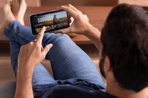 Photo gratuite homme regardant le service de streaming sur son téléphone