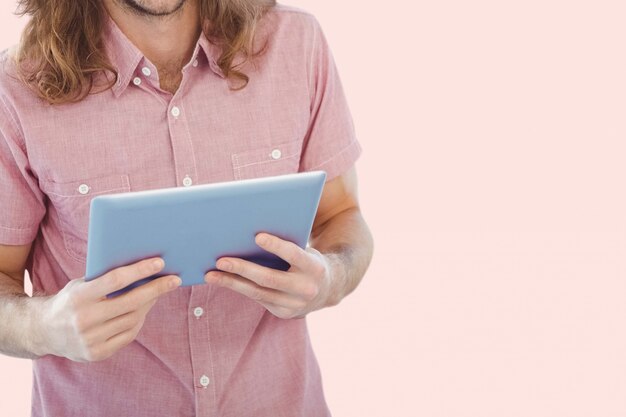 Homme regardant une tablette