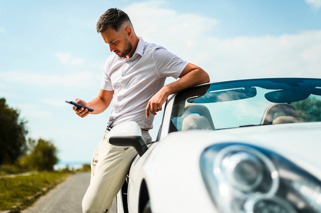 Homme regardant téléphone coup moyen