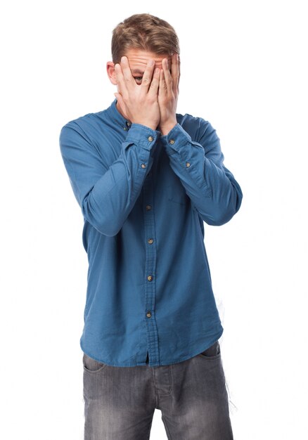 Homme regardant à travers ses mains