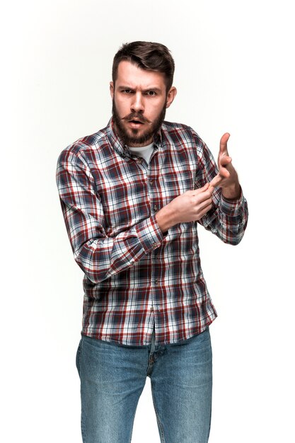 L'homme regarde pouter. sur un mur blanc