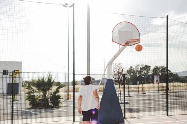 Homme, regarder, basketball, traverser, cerceau