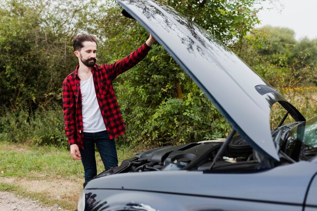 Homme, regarder, moteur voiture