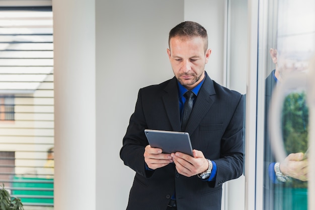 Homme, regarder, tablette, bureau