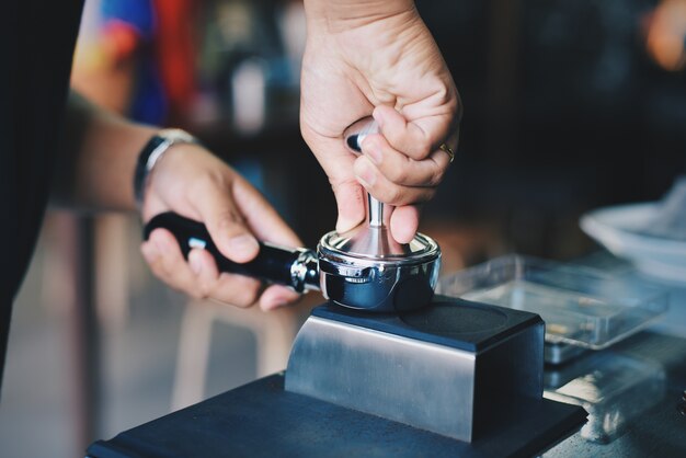 L&#39;homme de remplissage de la machine à café