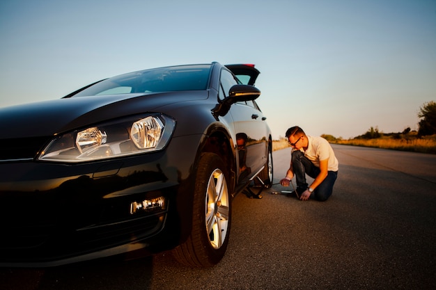 Homme réparant la voiture