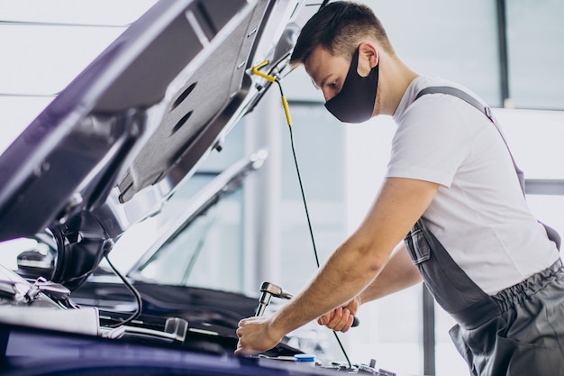 Homme de réparation faisant le service de voiture