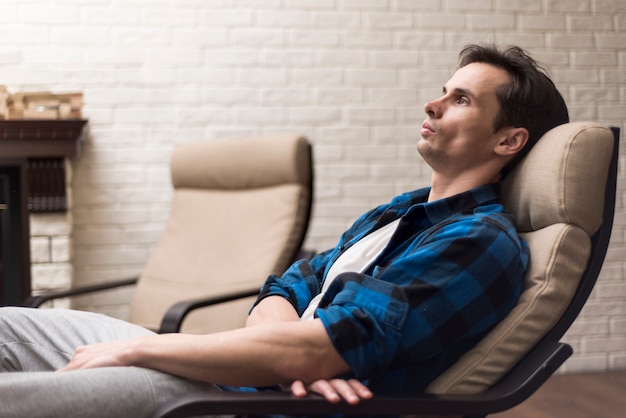 Homme reposant sur une chaise berçante