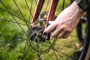 Photo gratuite un homme résout un problème avec une ai générative de roue de bicyclette