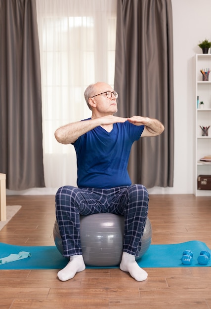 Homme à la retraite avec un mode de vie sain faisant des exercices pour les bras