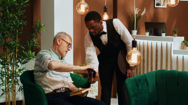 Photo gratuite homme retraité payant une tasse de café