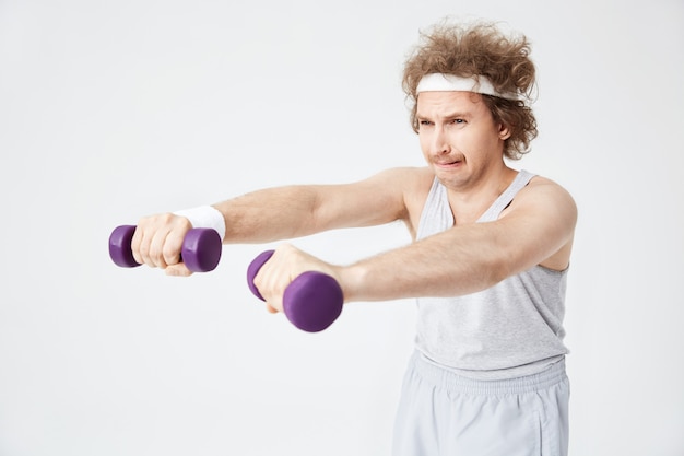 Homme rétro faible dans les vêtements de sport à l'ancienne