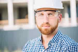 Photo gratuite homme réussi au casque