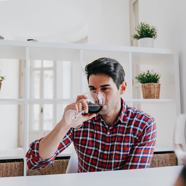 Photo gratuite homme rêveur dégustation de vin