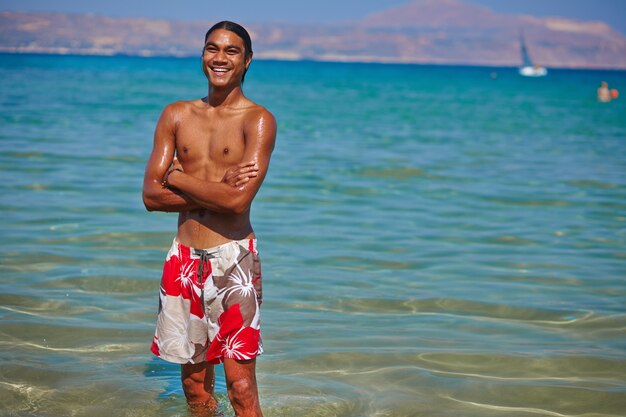 L&#39;homme en riant avec ses pieds dans l&#39;eau