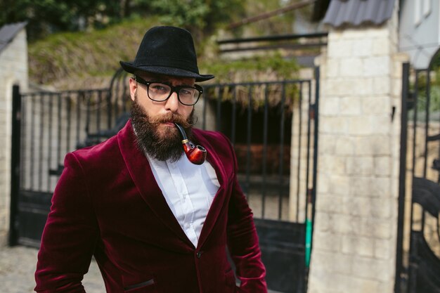 Un homme riche avec une barbe, pensant aux affaires