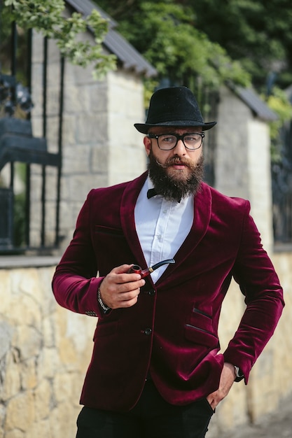 Un homme riche avec une barbe, pensant aux affaires