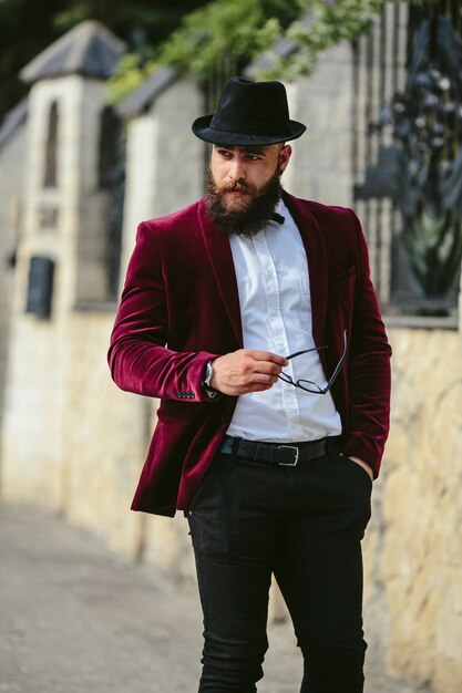 Un homme riche avec une barbe, pensant aux affaires